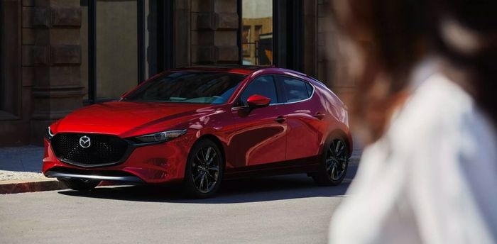 Ảnh 3: Mazda3 năm 2024 với giá bán tăng.