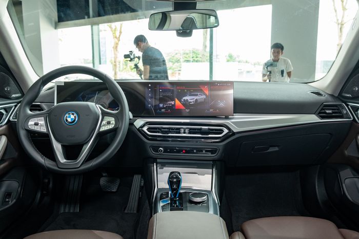 BMW i4 được bán với giá gần 3,8 tỷ đồng tại thị trường Việt Nam: Một số điểm khác biệt so với dòng 4-Series, mặc dù không sánh kịp Taycan nhưng có khả năng di chuyển ấn tượng gần 600km sau mỗi lần sạc - Hình 4.