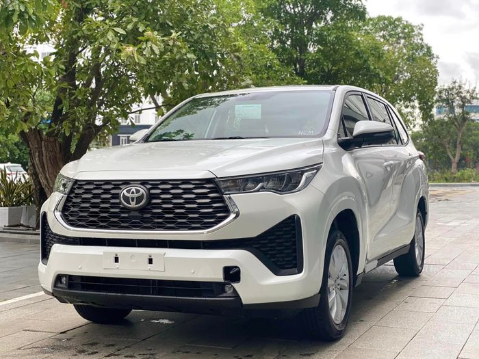 Thông tin chi tiết về Toyota Innova Cross 2.0V mới về đại lý: Thoát khỏi hình ảnh dịch vụ, hy vọng có mức giá cạnh tranh với Hyundai Custin - Ảnh 1.