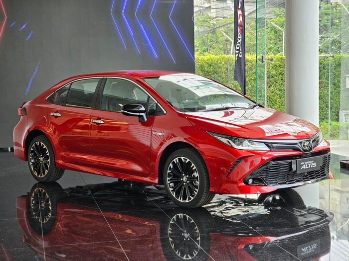 Toyota Corolla Altis 2023: Bổ sung trang bị mới nhưng vẫn giữ nguyên thiết kế, sẽ sớm có mặt tại Việt Nam để cạnh tranh với Mazda3 và Civic - Ảnh 1.