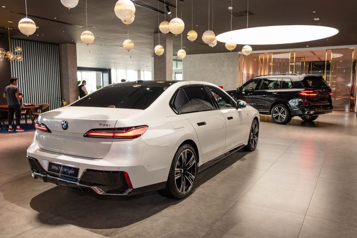 Trong không gian của showroom BMW tiêu chuẩn mới đầu tiên ở Đông Nam Á tại Việt Nam, tổng diện tích mặt sàn lớn gấp đôi diện tích của hai sân bóng đá - Ảnh 6.