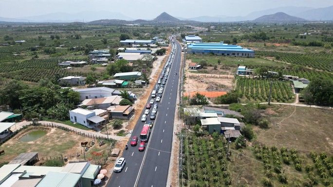 Tuyến cao tốc Dầu Giây - Phan Thiết ùn ứ ngày thông xe - Hình 5.