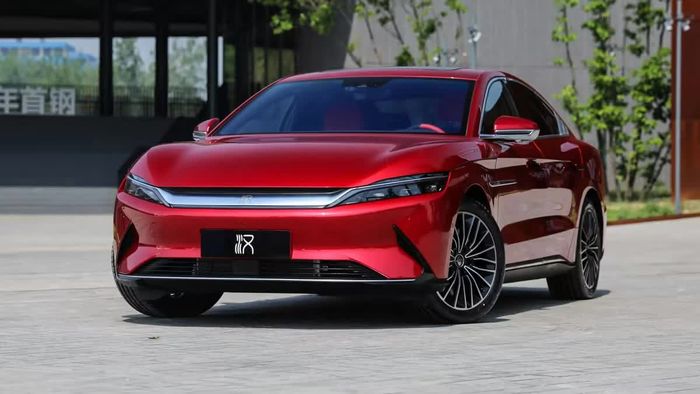 Xe điện BYD bốc cháy sau va chạm, tài xế không thể thoát ra vì tay nắm cửa ẩn - Ảnh 3.