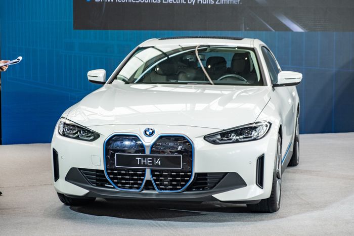 BMW i4 được bán với giá gần 3,8 tỷ đồng tại thị trường Việt Nam: Một số điểm khác biệt so với dòng 4-Series, mặc dù không sánh kịp Taycan nhưng có khả năng di chuyển ấn tượng gần 600km sau mỗi lần sạc - Hình 1.