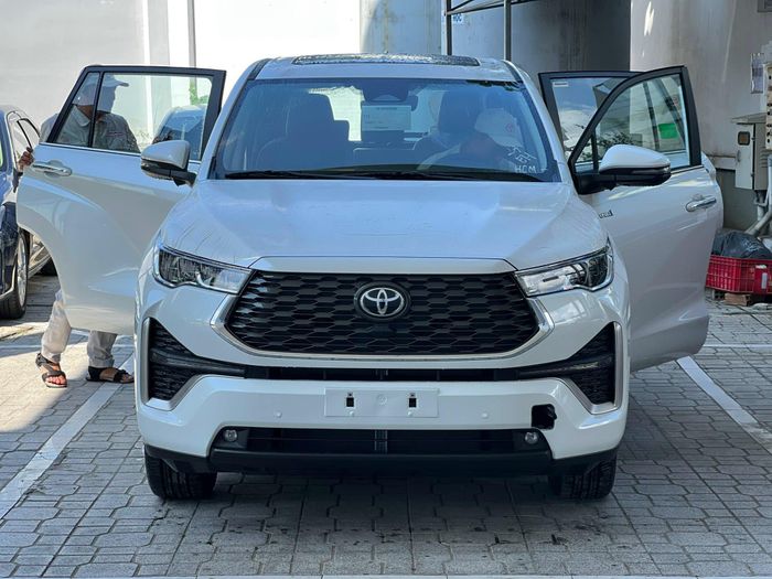 Xem trước Toyota Innova Cross phiên bản đầy đủ trước khi ra mắt: Giá khó dưới 1 tỷ, gói TSS cao cấp hơn cả Camry và Corolla Cross - Ảnh 1.