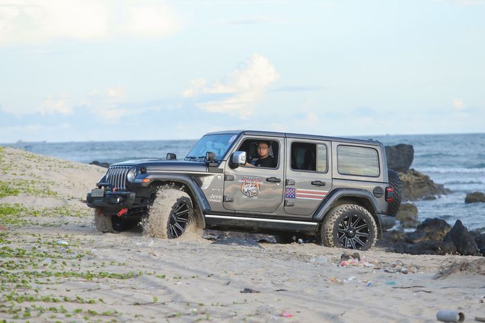 Từ La Ngâu, đoàn Jeep đi tiếp hơn 200 km để đến Làng chài Vĩnh Hy, nơi thử nghiệm khả năng chạy trên địa hình cát.