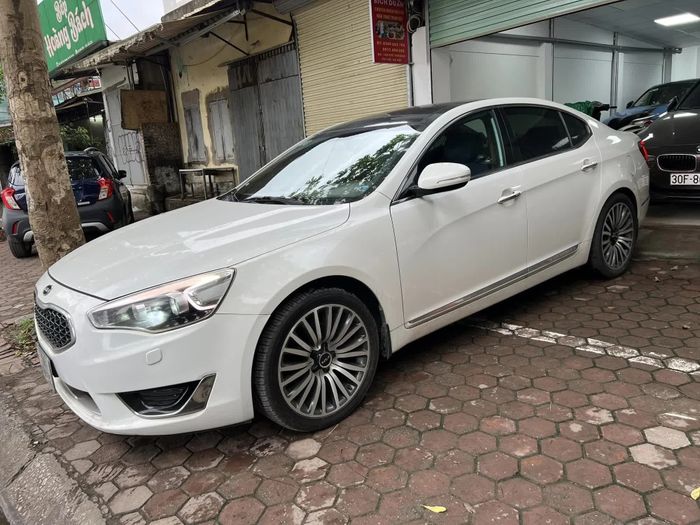 Cầm hơn 550 triệu đồng, bạn sẽ chọn Kia Cadenza 7 năm tuổi với trang bị đầy đủ hay Toyota Raize mới?