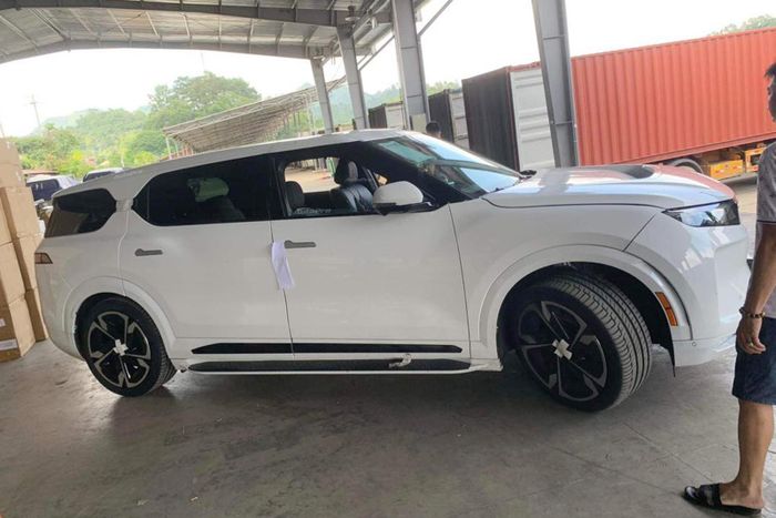 VinFast VF 9 bất ngờ xuất hiện ngoài triển lãm Thượng Hải: Logo không có số, tem dán trên thân xe tiết lộ một phần thông tin - Ảnh 4.