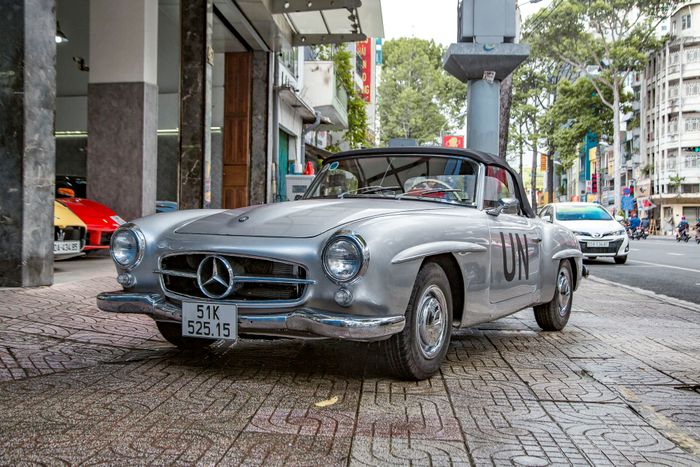 Trong khoang của chiếc Mercedes-Benz 190 SL mà ông Đặng Lê Nguyên Vũ sở hữu: Nhiều chi tiết đã được phục chế, cùng với thiết bị đặc biệt để đựng cà phê - Ảnh 1.