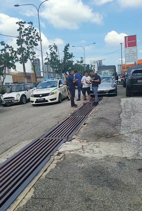 Đưa ô tô đến gara kiểm tra định kỳ, người phụ nữ bất ngờ phát hiện vật lạ dưới gầm xe - Ảnh 4.
