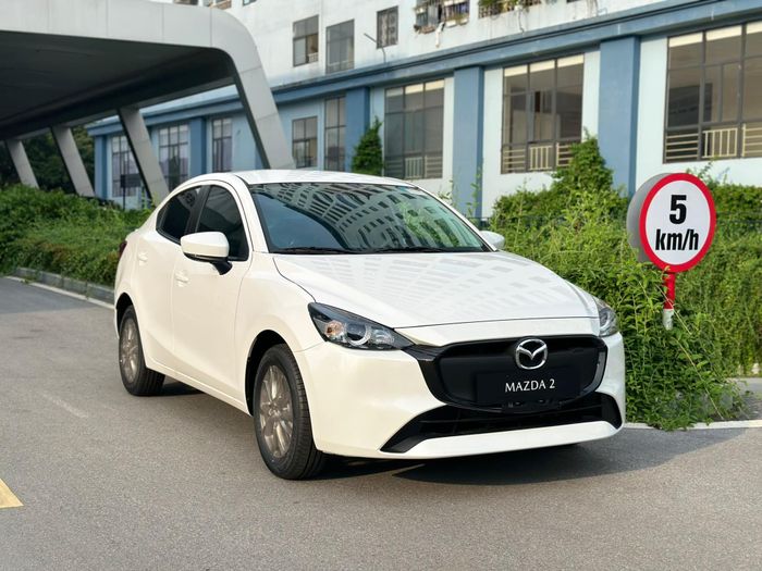 Thông tin mới nhất về Mazda2 2024 phiên bản 'cơ bản', giá dự tính 429 triệu và chỉ cập nhật 2 trang bị mới - Ảnh 1.