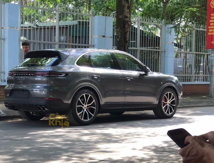 Ảnh đầu tiên của Porsche Cayenne 2024 xuất hiện tại Việt Nam: Mạnh mẽ hơn, nhiều thay đổi giống Taycan - Ảnh 1.