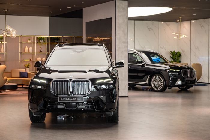 Trong không gian của showroom BMW tiêu chuẩn mới đầu tiên ở Đông Nam Á tại Việt Nam, tổng diện tích mặt sàn lớn gấp đôi diện tích của hai sân bóng đá - Ảnh 5.