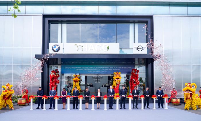 Trong không gian của showroom BMW tiêu chuẩn mới đầu tiên ở Đông Nam Á tại Việt Nam, diện tích mặt sàn tổng cộng lớn gấp đôi diện tích của hai sân bóng đá - Ảnh 1.