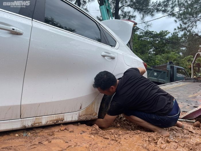 Xe hơi chìm sâu trong bùn đất do sạt lở, người dân nỗ lực cứu giữ xe - Ảnh 5.