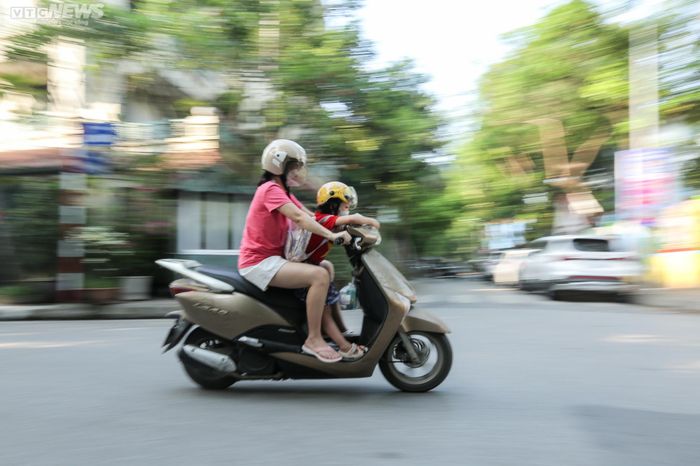 Nguy cơ nguy hiểm luôn đồng hành khi phụ huynh cho trẻ nhỏ ngồi trước xe máy - Ảnh 7.