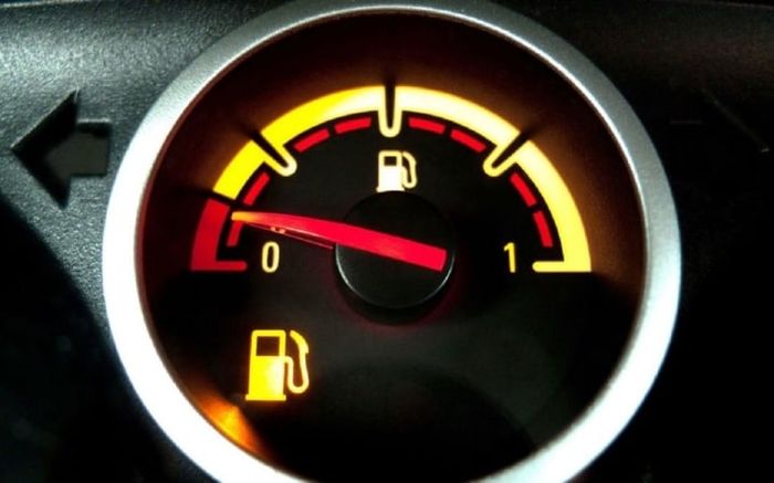 Khi kim xăng chạm vạch đỏ, xe có thể đi được thêm bao nhiêu kilomet? - Ảnh 1.