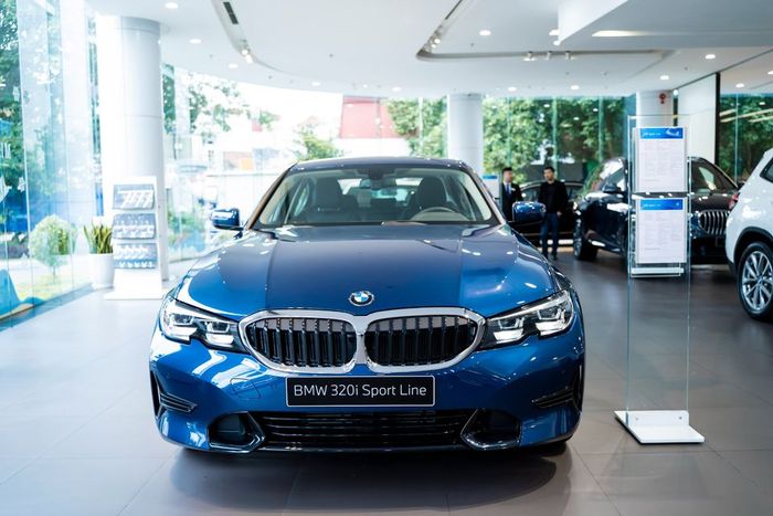 BMW 3-Series 'giá phải chăng' cho Bimmer Việt: Giảm xuống chỉ còn 1,299 tỷ đồng, tương đương với Camry 2.0 nhưng phải đánh đổi về kiểu dáng - Ảnh 2.