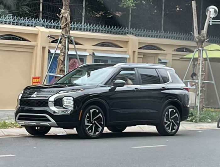 Mitsubishi Outlander 2023 xuất hiện trên đường phố Hà Nội: Mặc dù không phải là xe chính hãng nhưng vẫn khiến nhiều người ao ước vì sự khác biệt so với các mẫu xe đang được bán trên thị trường - Ảnh 1.