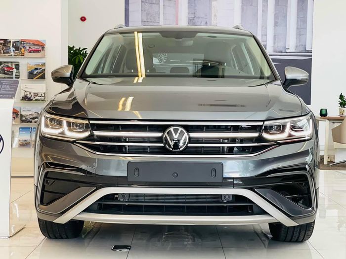 VW Tiguan Allspace giảm giá 400 triệu, 'dò đáy' giá mới tại đại lý: SUV Đức nhập khẩu có giá thực tế rẻ hơn Sorento lắp ráp - Ảnh 1.