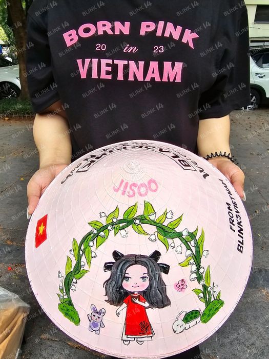 Xe buýt đen hồng quảng bá chương trình Born Pink đang lưu thông khắp Hà Nội, mang lại cơ hội chiêm ngưỡng món quà của người hâm mộ Việt sẽ được trao trực tiếp cho BLACKPINK - Ảnh 6.