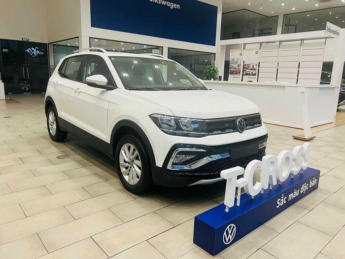 VW T-Cross giảm giá mạnh gần 200 triệu tại đại lý: Phiên bản đắt nhất vẫn trên 1 tỷ, cạnh tranh với Seltos, Creta nhưng ít công nghệ hơn - Hình 1.