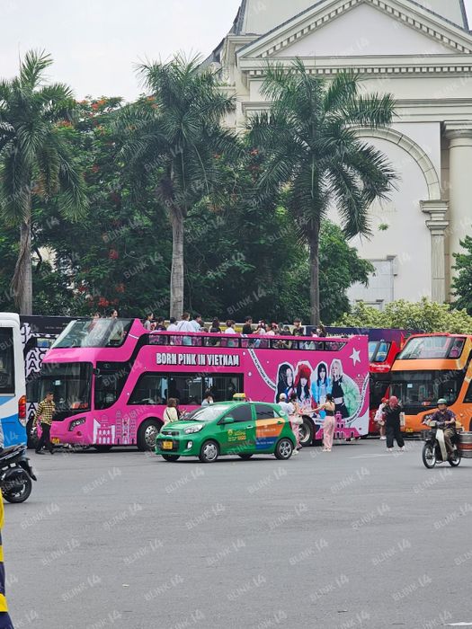 Xe buýt đen hồng quảng bá chương trình Born Pink đi khắp Hà Nội, cho thấy sự quan tâm của fan Việt sẽ được chuyển tới BLACKPINK trực tiếp - Ảnh 1.