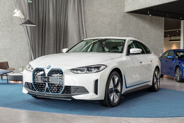 BMW i4 được bán với giá gần 3,8 tỷ đồng tại thị trường Việt Nam: Một số điểm khác biệt so với dòng 4-Series, mặc dù không sánh kịp Taycan nhưng có khả năng di chuyển ấn tượng gần 600km sau mỗi lần sạc - Hình 2.