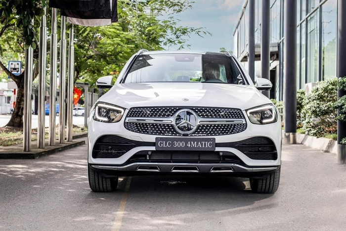 Mercedes-Benz GLC phiên bản cũ đang được thanh lý, giảm giá mạnh 400 triệu tại các đại lý, giá bán cao nhất chỉ còn hơn 2,2 tỷ - Ảnh 1.