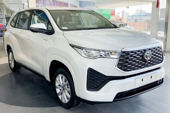 Toyota Innova phiên bản cũ vẫn bán chạy hơn gấp đôi so với phiên bản mới, khiến một quốc gia vẫn quyết định bán cả hai phiên bản song song - Ảnh 2.