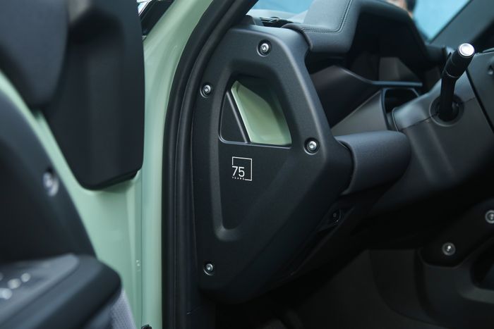 Defender 75th Limited Edition chính thức ra mắt tại Việt Nam - Chiếc xe hơn 7 tỷ đồng tạo nên sự độc đáo - Ảnh 3.