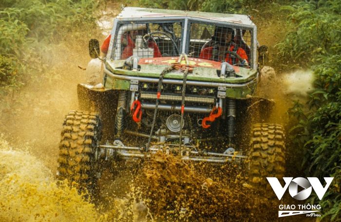 Nhiều đội đua đang thi đấu tại cuộc đua xe off-road vượt núi cao - Ảnh 1.