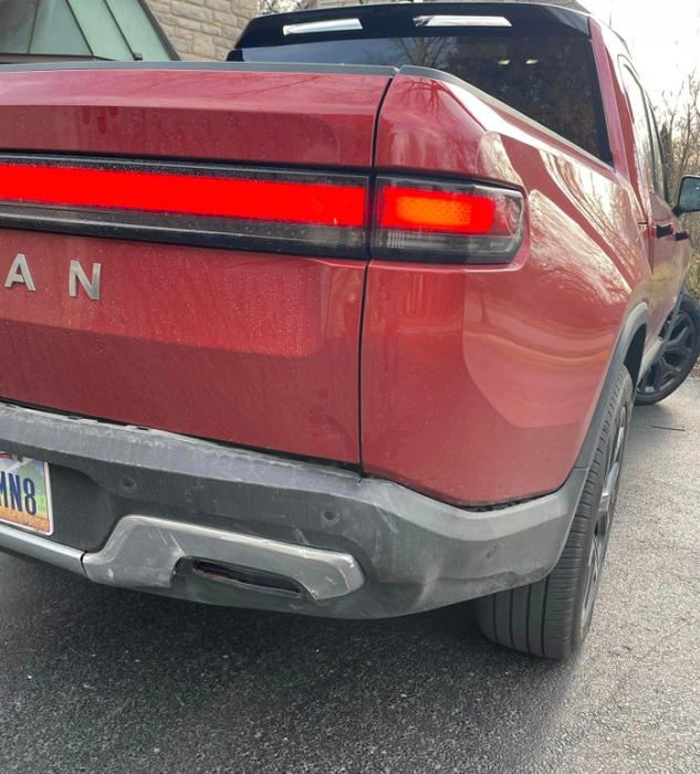 Chủ xe Rivian phải chi hết 42.000 USD chỉ để thay đổi cản sau. (Ảnh: 3)