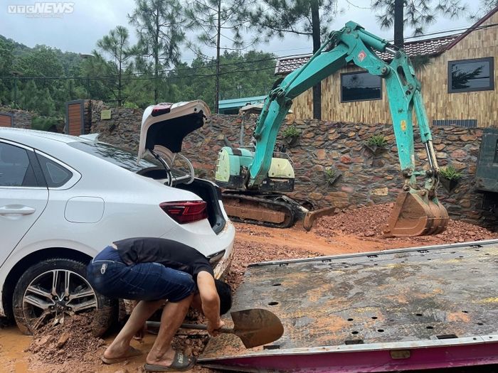 Xe hơi chìm sâu trong bùn đất do sạt lở, người dân nỗ lực cứu giữ xe - Ảnh 4.