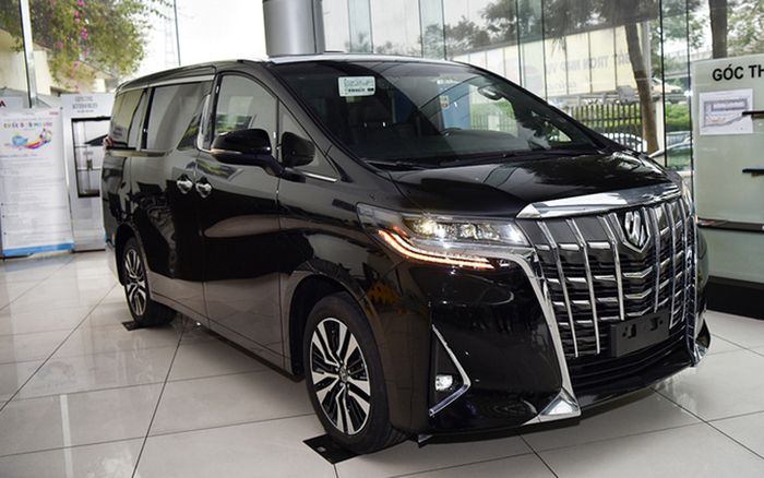 Chỉ trong vòng 3 ngày và với chi phí 300 triệu đồng, các thợ Việt đã biến chiếc Toyota Alphard trở nên giống hệt Lexus LM, một chiếc xe có giá bán cao hơn 7 tỷ đồng và gần như không thể phân biệt được giữa xe độ và xe chính hãng - Hình 3.