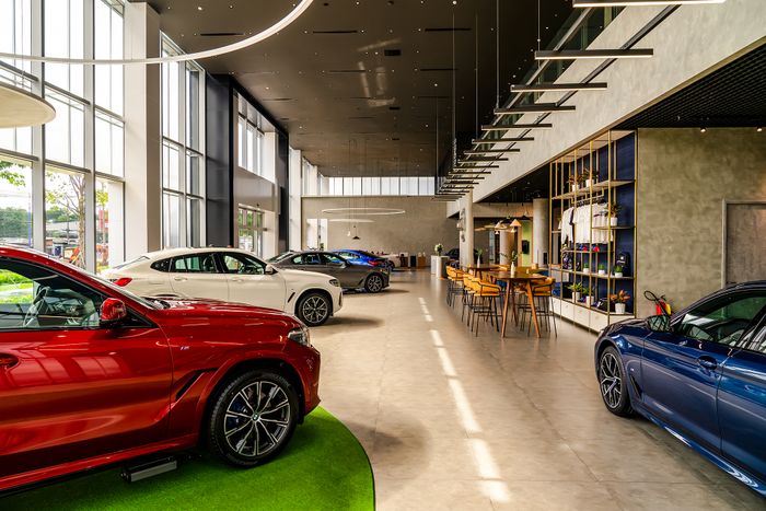 Trong không gian của showroom BMW tiêu chuẩn mới đầu tiên ở Đông Nam Á tại Việt Nam, tổng diện tích mặt sàn lớn gấp đôi diện tích của hai sân bóng đá - Ảnh 4.