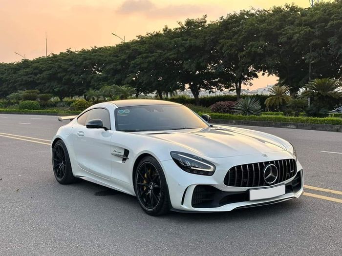 Xe Mercedes-AMG GT R hiếm có mới đi 1.400km, người bán chia sẻ: ‘Tiết kiệm gần 3 tỷ’ - Hình ảnh 1.