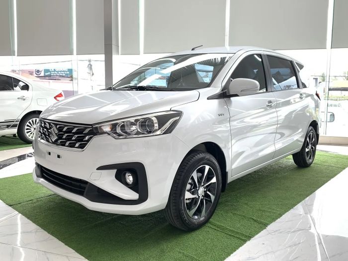 Suzuki Ertiga hybrid giảm giá 100 triệu tại đại lý: Phiên bản cao cấp chỉ hơn 500 triệu đồng, rẻ hơn cả Xpander số sàn - Ảnh 1