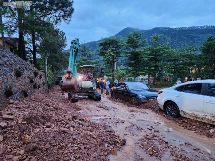 Xe hơi chìm sâu trong bùn đất do sạt lở, người dân nỗ lực cứu giữ xe - Ảnh 3.