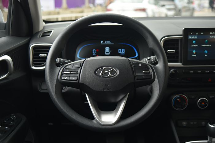 Trải nghiệm Hyundai Venue phiên bản cơ bản: Rẻ hơn 40 triệu đồng, không có nhiều sự khác biệt về trang bị - Hình 9.