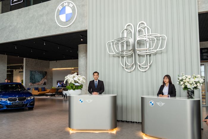 Trong không gian của showroom BMW tiêu chuẩn mới đầu tiên ở Đông Nam Á tại Việt Nam, diện tích mặt sàn tổng cộng lớn gấp đôi diện tích của hai sân bóng đá - Ảnh 2.