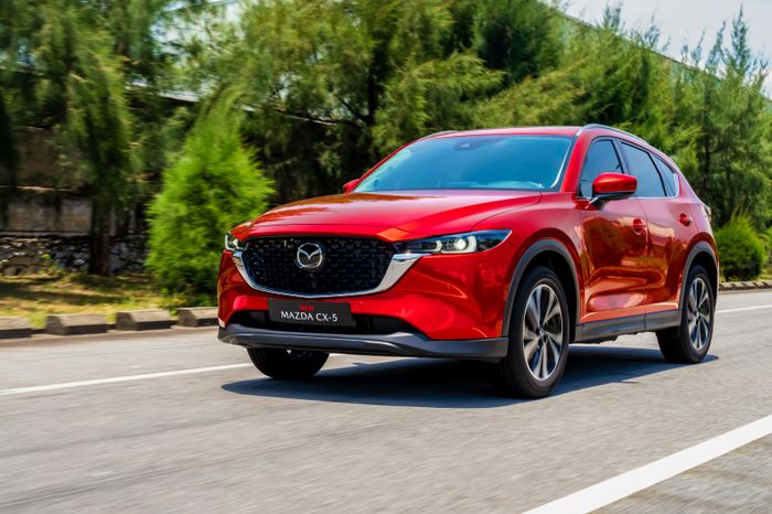 Mazda CX-5 2023 chính thức ra mắt tại Việt Nam với giá cao nhất chỉ 869 triệu đồng, sử dụng động cơ duy nhất, không tích hợp hệ thống AWD, và cải tiến thêm về công nghệ an toàn để cạnh tranh với CR-V.