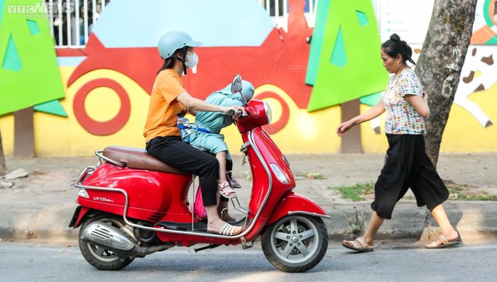 Nguy cơ nguy hiểm luôn rình rập khi phụ huynh cho trẻ nhỏ ngồi trước xe máy - Ảnh 4.