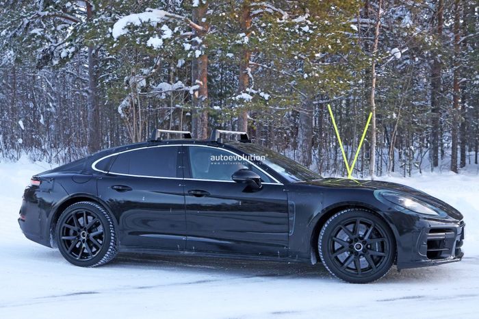 Porsche Panamera mới cho thấy Porsche đang áp dụng màn hình táp lô thứ ba cho toàn bộ dòng sản phẩm của mình.