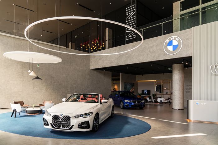 Trong không gian của showroom BMW tiêu chuẩn mới đầu tiên ở Đông Nam Á tại Việt Nam, diện tích mặt sàn tổng cộng lớn gấp đôi diện tích của hai sân bóng đá - Ảnh 3.