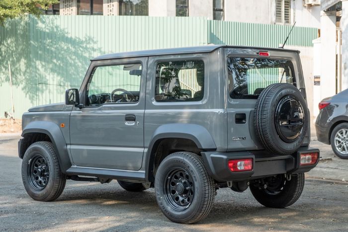 Các đại lý đang đồng loạt tiếp nhận đặt cọc cho Suzuki Jimny: Đã có một chiếc mẫu đến Việt Nam, giá dự kiến 789 triệu đồng - Hình ảnh 2.