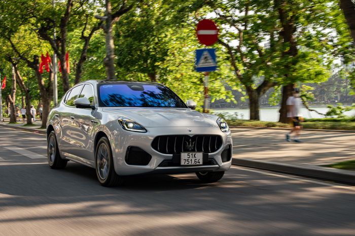 Đừng so sánh Macan với Maserati Grecale, trải nghiệm trên đường phố mới sẽ cho thấy sự khác biệt của phong cách thể thao Ý phù hợp với đường sá Việt Nam.