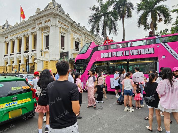 Xe buýt đen hồng quảng bá chương trình Born Pink đi khắp Hà Nội, cho thấy sự quan tâm của fan Việt sẽ được chuyển tới BLACKPINK trực tiếp - Ảnh 2.