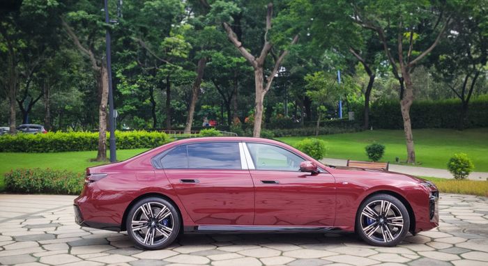 BMW 7-Series 2023 tiếp tục giảm giá gần 500 triệu, giá khởi điểm hiện chỉ còn 4,5 tỷ đồng, nâng cao sức cạnh tranh với S-Class - Ảnh 4.