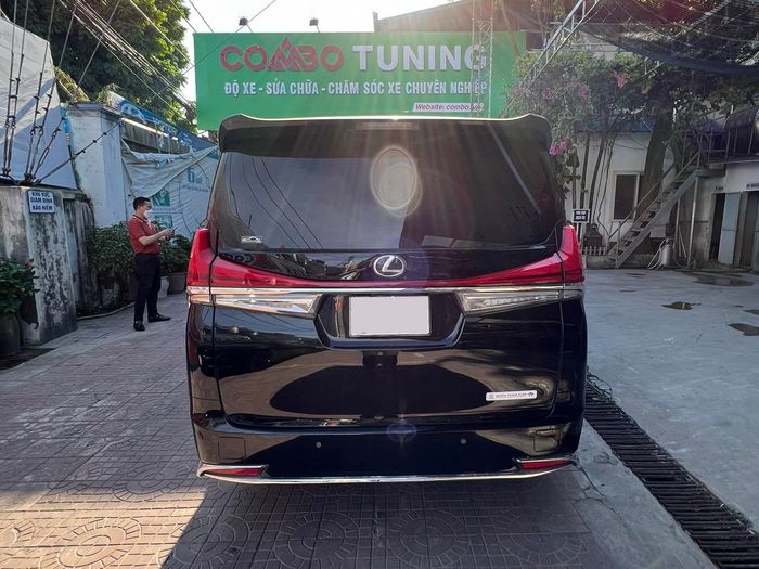 Chỉ trong 3 ngày và với chi phí 300 triệu đồng, các thợ Việt đã biến chiếc Toyota Alphard thành một chiếc xe giống hệt Lexus LM, có giá bán cao hơn 7 tỷ đồng, và ngoại hình khó phân biệt được giữa xe độ và xe chính hãng - Hình 2.